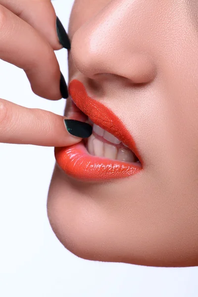Rote sexy Lippen und Nägel Nahaufnahme — Stockfoto