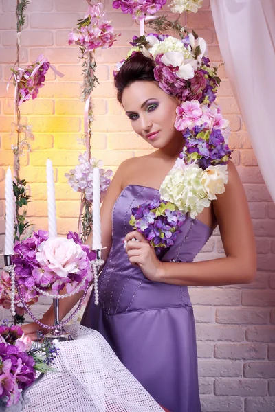 Mädchen in Blumen — Stockfoto