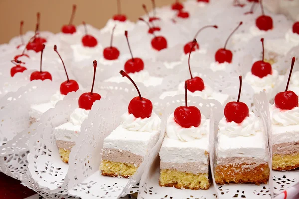 Torta de Disertnyj com uma cereja — Fotografia de Stock