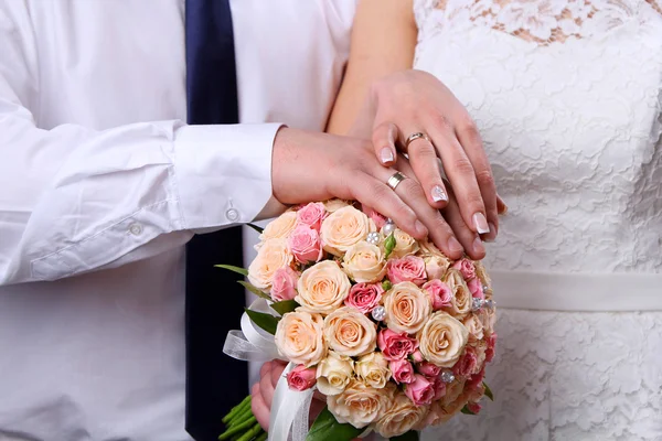 Bride and Groom's hands — Stock Photo, Image