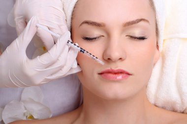 Onun yüzüne enjeksiyon