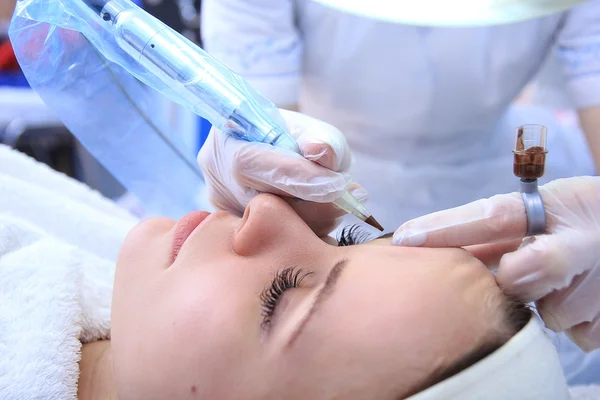 Maquillaje permanente en las cejas . — Foto de Stock