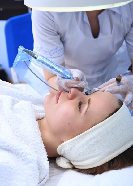 Permanente make-up op wenkbrauwen. — Stockfoto