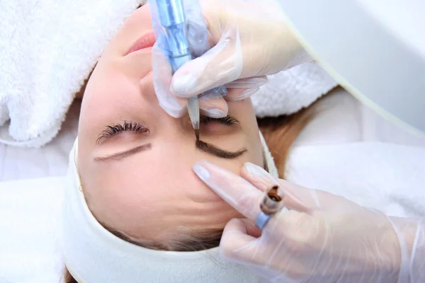 Maquillaje permanente en las cejas . —  Fotos de Stock