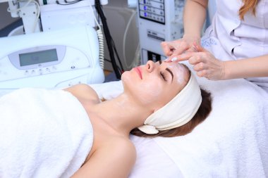 Güzellik salonunda temizlik peeling.