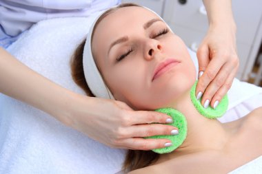 Güzellik salonunda temizlik peeling.