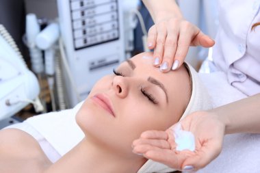 Güzellik salonunda temizlik peeling.