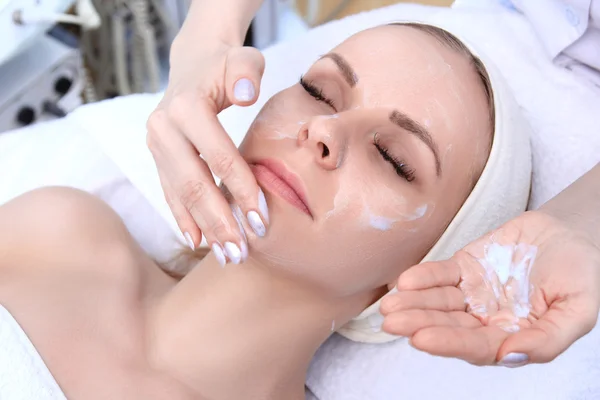 Cleansing peeling at the beauty salon. — Stock Photo, Image