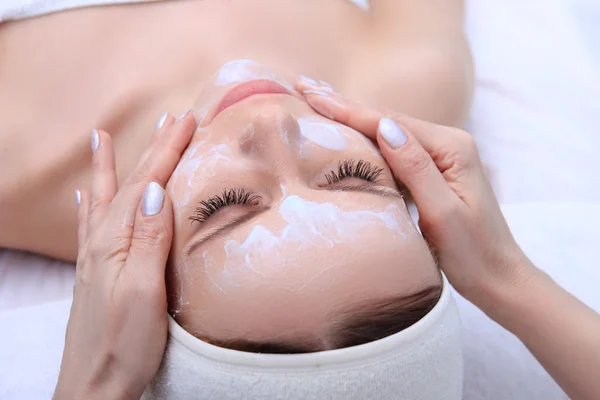 Cleansing peeling at the beauty salon. — Stock Photo, Image