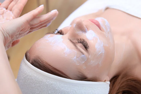 Cleansing peeling at the beauty salon. — Stock Photo, Image