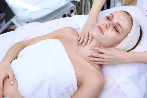 Cleansing peeling at the beauty salon. — Stock Photo, Image