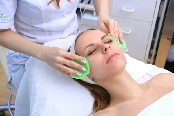 Cleansing peeling at the beauty salon. — Stock Photo, Image