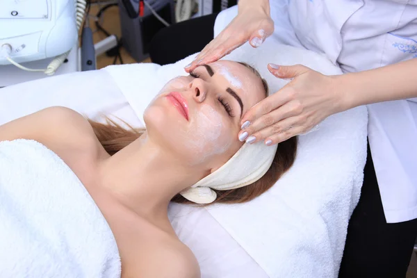 Cleansing peeling at the beauty salon. — Stock Photo, Image