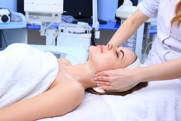 Reinigungspeeling im Schönheitssalon. — Stockfoto