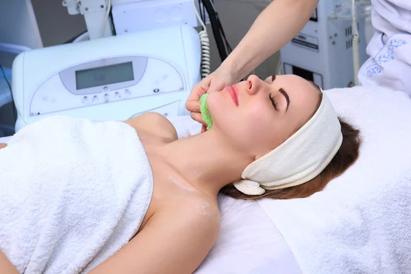 Cleansing peeling at the beauty salon. — Stock Photo, Image