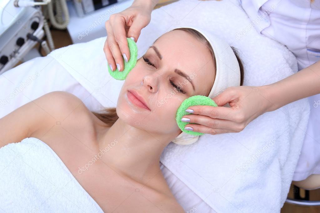 Cleansing peeling at the beauty salon.