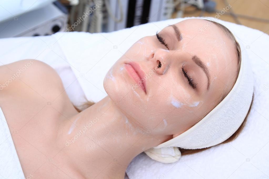 Cleansing peeling at the beauty salon.