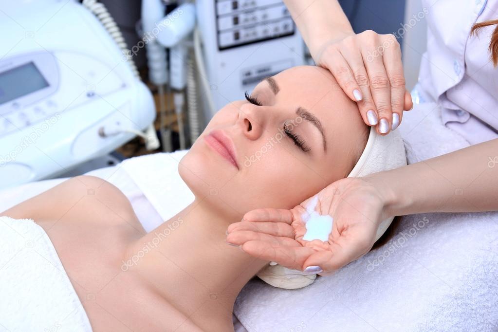 Cleansing peeling at the beauty salon.