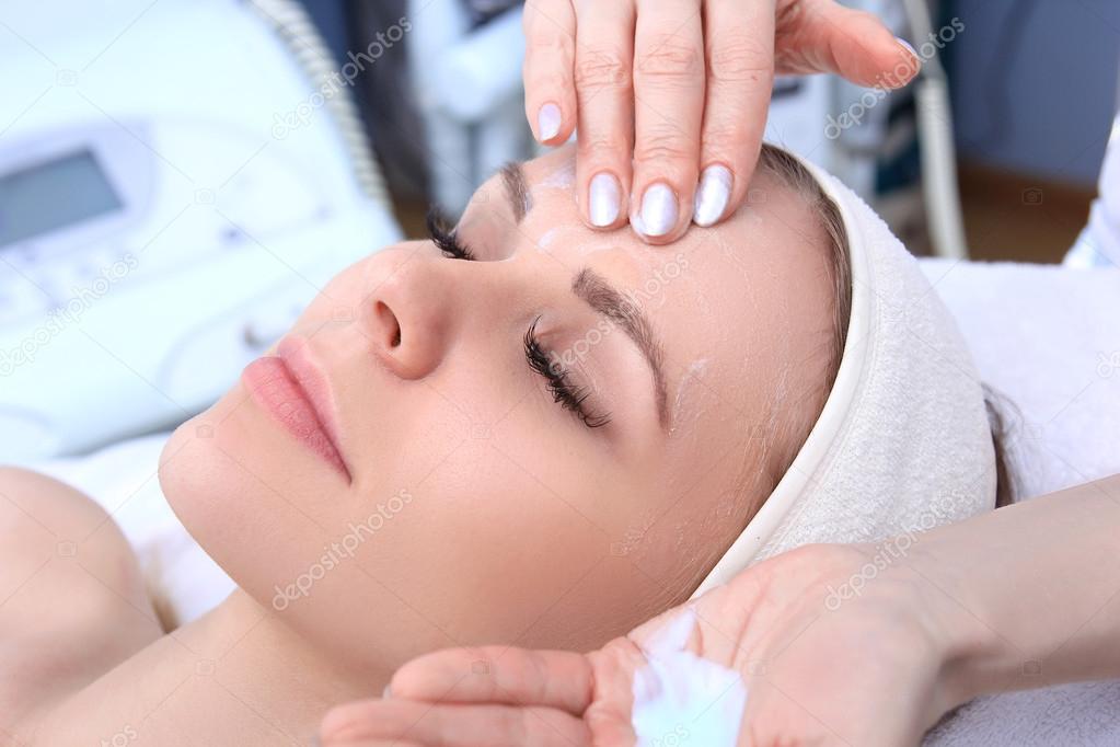 Cleansing peeling at the beauty salon.