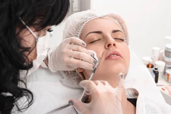 Procedimiento de rejuvenecimiento en clínica de belleza — Foto de Stock