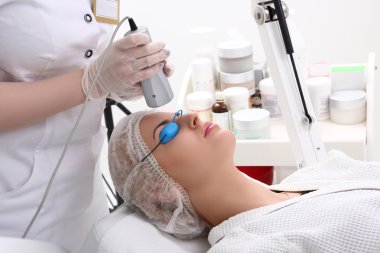 Bir lazer kullanarak cilt tedavisi