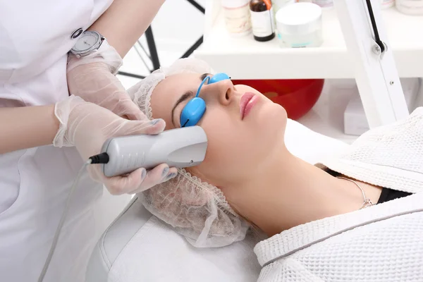 Bir lazer kullanarak cilt tedavisi