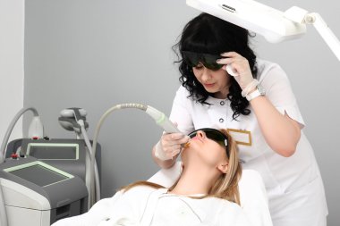 Sakal kaldırma lazer olan kadın.