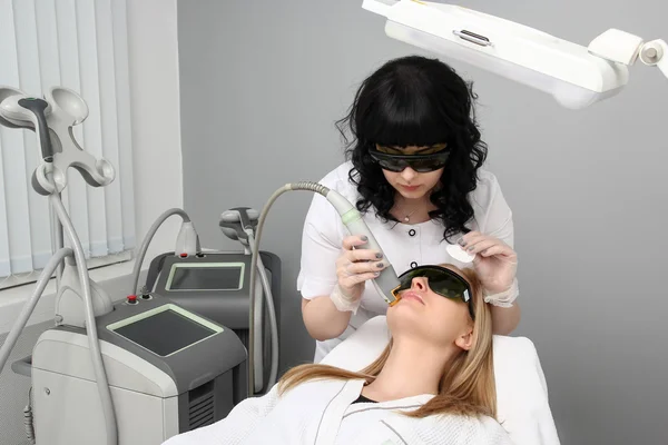 Vrouw met gezichtshaar verwijderen laser. — Stockfoto