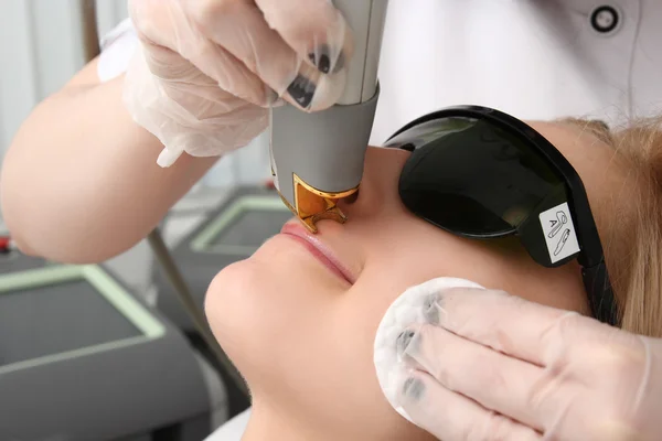 Mulher com laser de remoção de pêlos faciais . — Fotografia de Stock