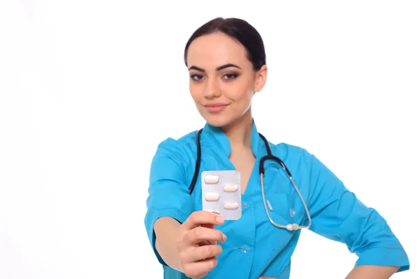 Médico dando pastillas de medicina . — Foto de Stock