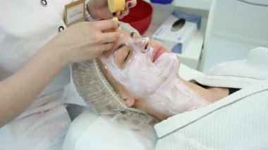 Şevval Özçelik Güzellik temizlik yapar.