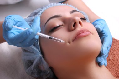 güzel kadın bir enjeksiyon yüzüne alır..