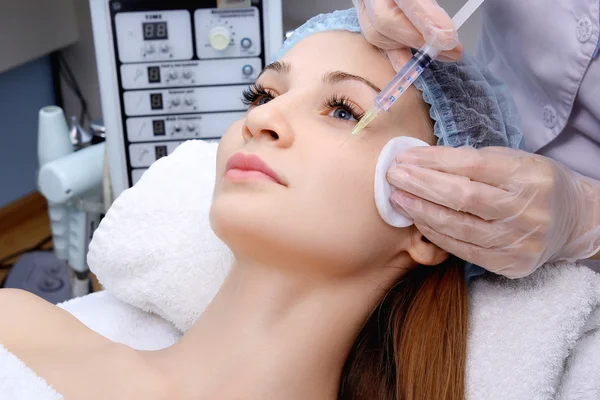 Doktor kadın Botox enjeksiyonları.