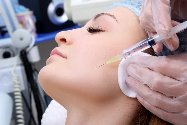 Doctor woman giving botox injections. — Stock Photo, Image