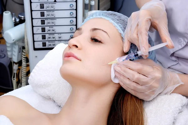 Doctor woman giving botox injections. — Stock Photo, Image