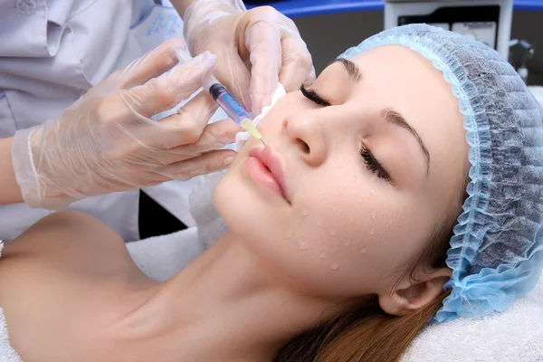 Doctor woman giving botox injections. — Stock Photo, Image