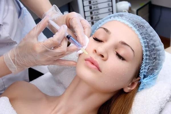 Doctor woman giving botox injections. — Stock Photo, Image