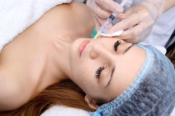 Doctor woman giving botox injections. — Stock Photo, Image