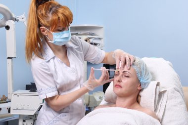 Doktor kadın Botox enjeksiyonları.