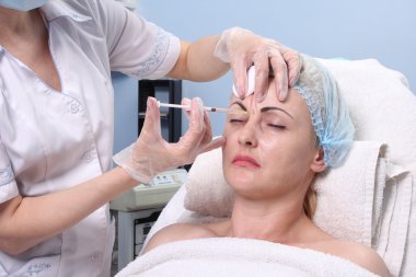 Doktor kadın Botox enjeksiyonları.