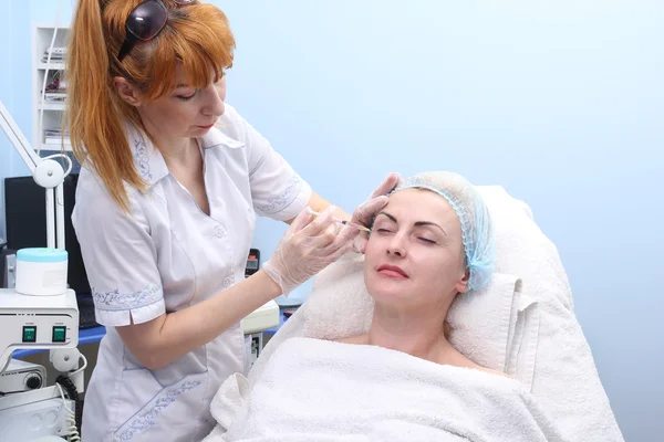 Médico mujer dando inyecciones de botox . —  Fotos de Stock