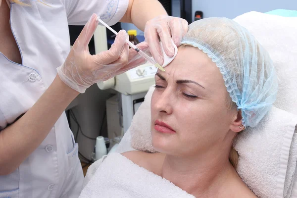 Medico donna che fa iniezioni di botox . — Foto Stock