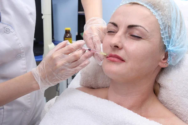 Doktor kadın Botox enjeksiyonları. — Stok fotoğraf