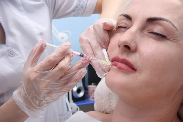 Doktor kadın Botox enjeksiyonları. — Stok fotoğraf