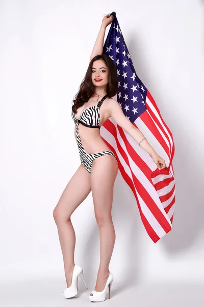 Sexy jonge vrouw die zich voordeed op Amerikaanse vlag achtergrond — Stockfoto