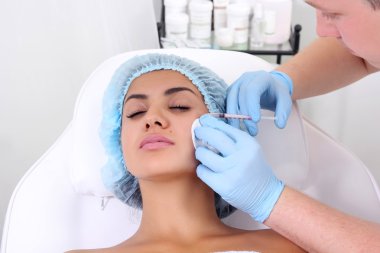 güzel kadın bir enjeksiyon yüzüne alır..