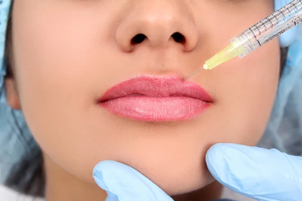 Güzel kadın bir enjeksiyon dudaklarını içinde alır.. — Stok fotoğraf