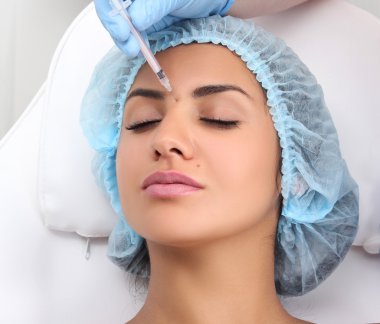 güzel kadın bir enjeksiyon yüzüne alır..