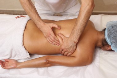 Spa salonda sırt masajı.
