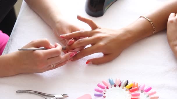 Manicurist removing cuticle — Stock Video